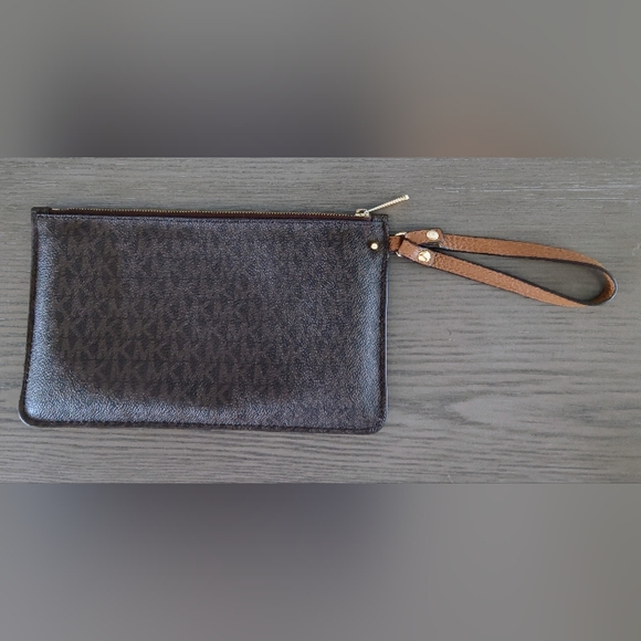 Small Michael Kors Wristlet - Picture 6 of 6